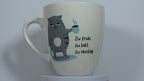 Jumbo Tasse XXL 880 ml stehende Katze mit Tasse und Schriftzug "zu früh .... zu kalt .... zu Montag!"