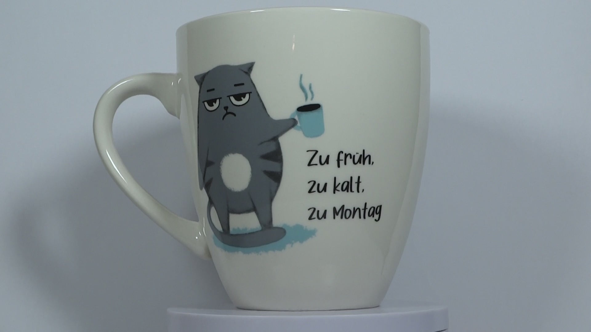 Jumbo Tasse XXL 880 ml stehende Katze mit Tasse und Schriftzug "zu früh .... zu kalt .... zu Montag!"